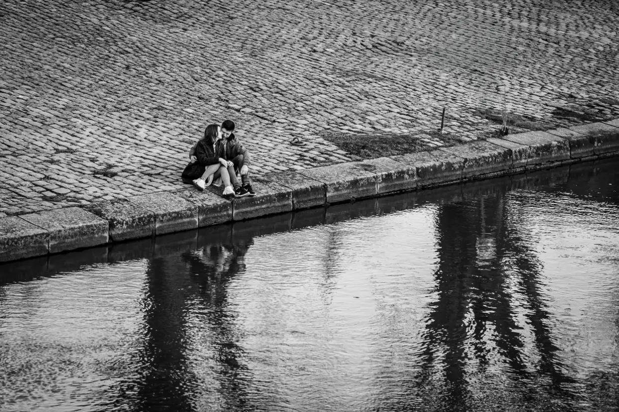 reportage d'un couple assis sur les bord de l'erdre à nantes - offrir un reportage photo