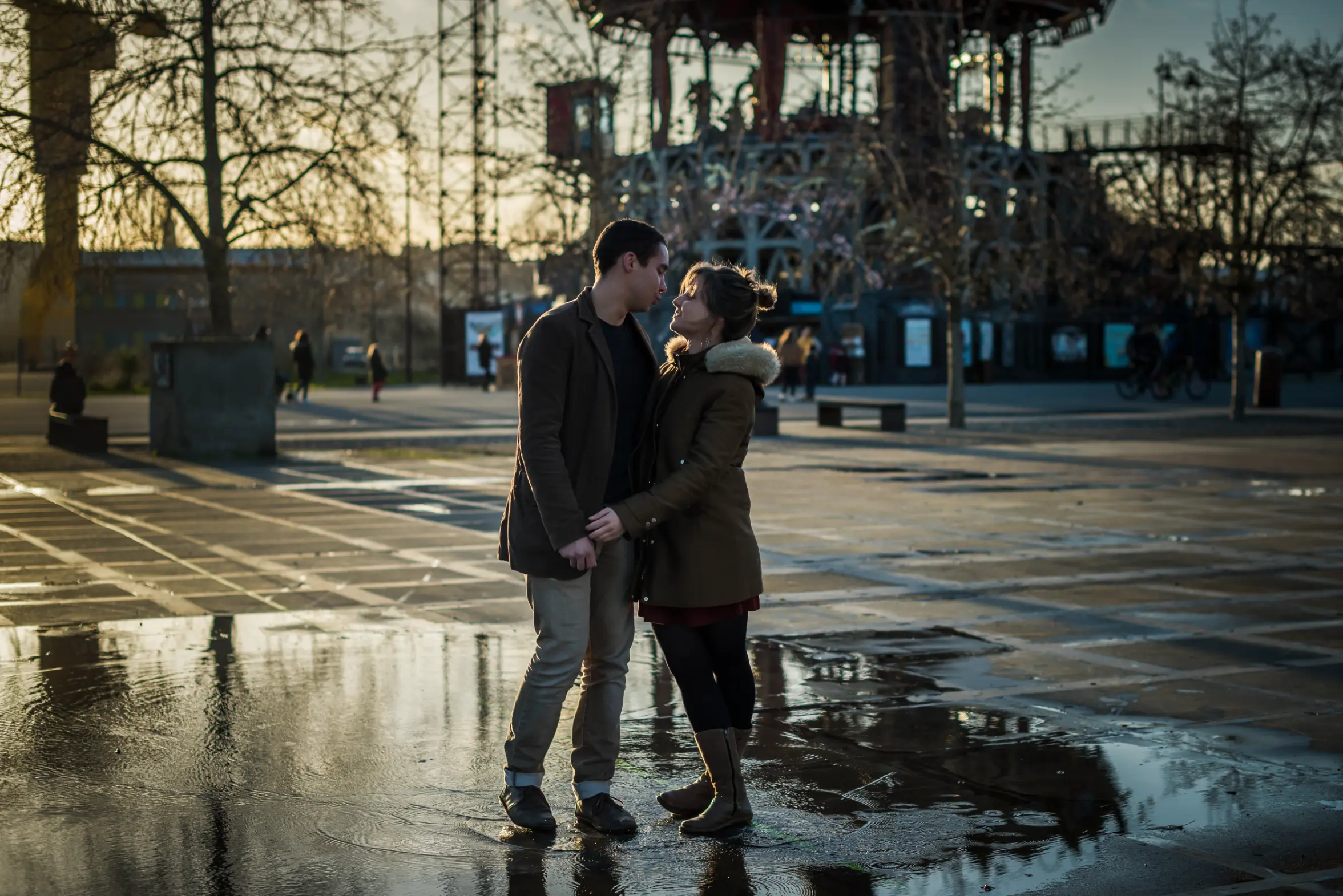 couple qui se vbalade au parc des chantier à nantes, le photographe est kévin marzin. en fond on voit le carouselle des mondes marins des