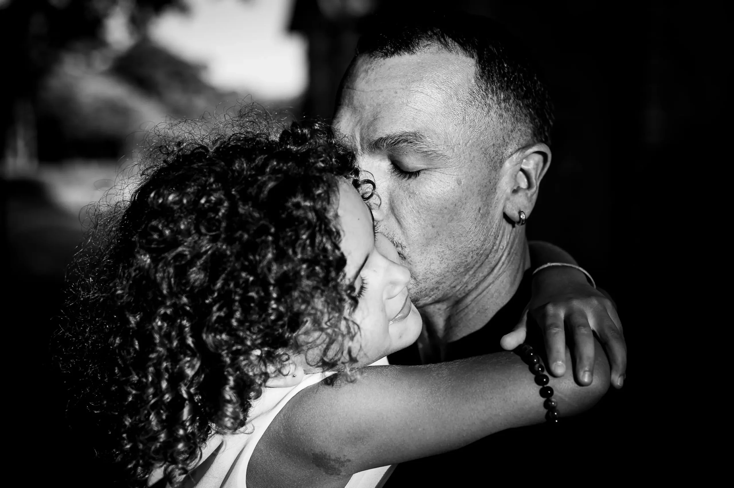 lors d'un reportage photo en famille, le papa et sa fille se font un calin. cette photo est en noir et blanc 