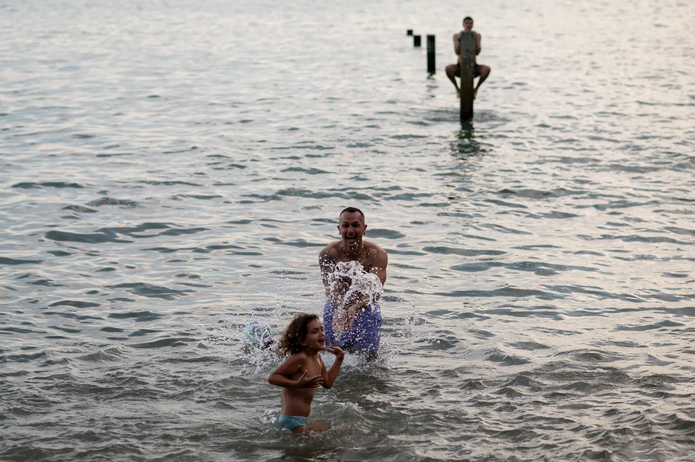 photographie d'un papa et de sa fille qui s'amusent dans la mer à pornic, en loire atlantique - offrir un reportage photo