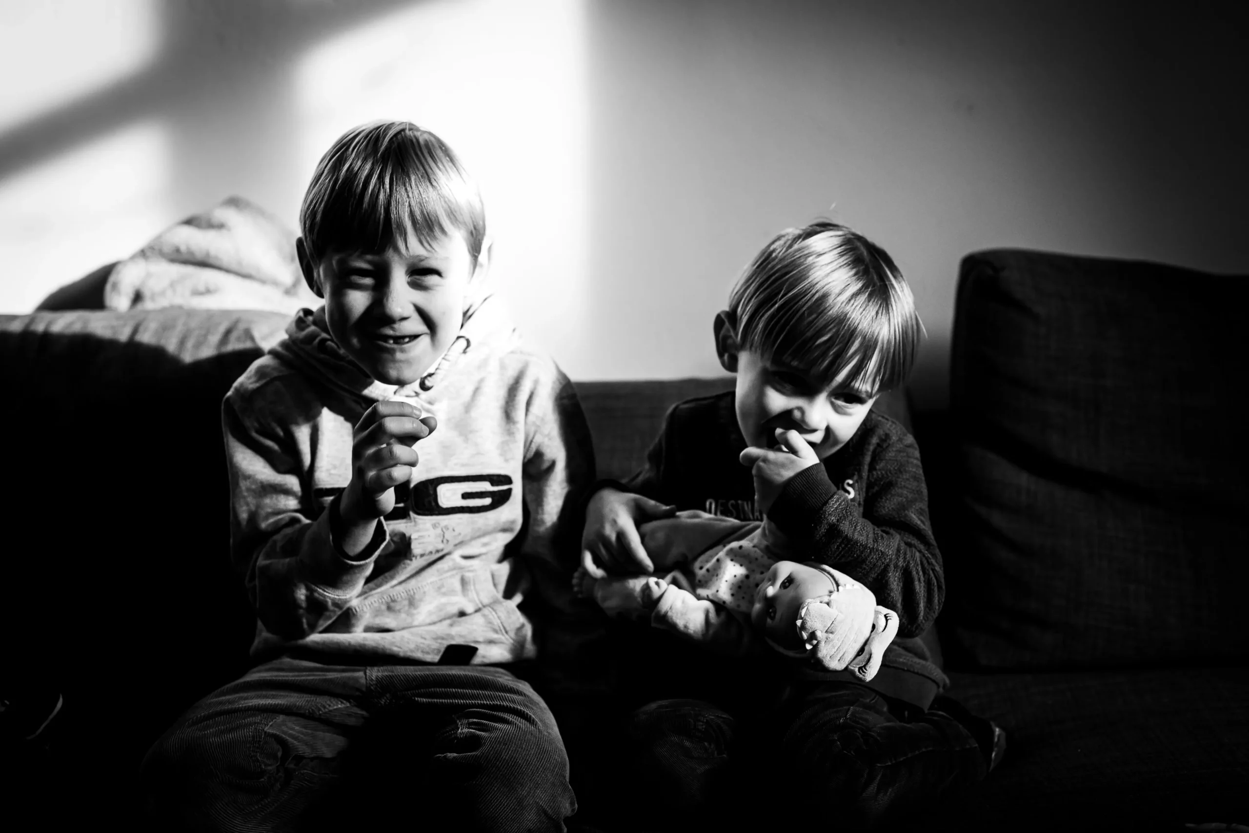 lors d'un reportage famille, deux enfant s'amusent en mangeant leur biscuit