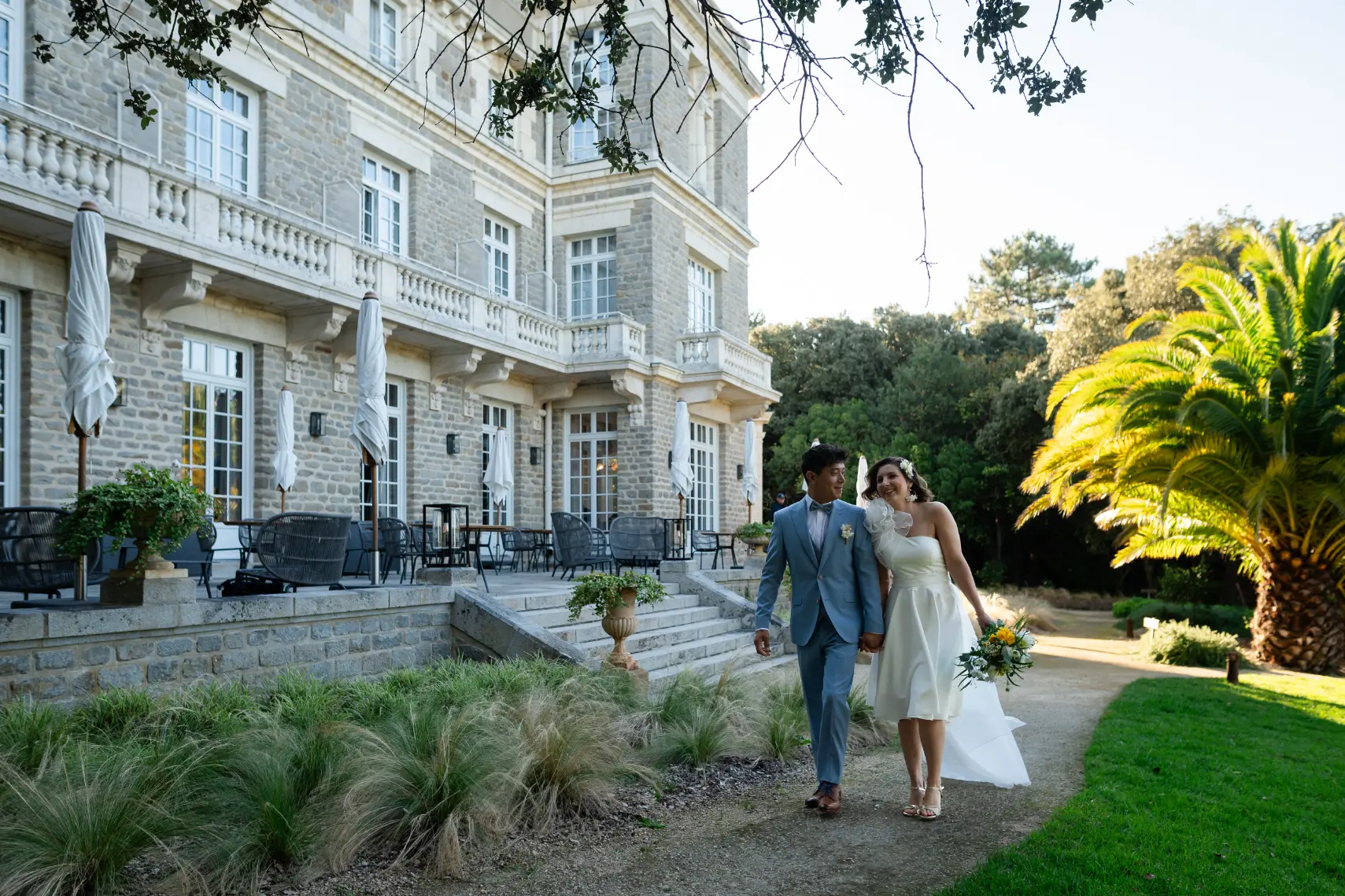 mariage sur l'ile de noirmoutier, en commençant par une séance couple dans le parc de la villa arthus bertrand