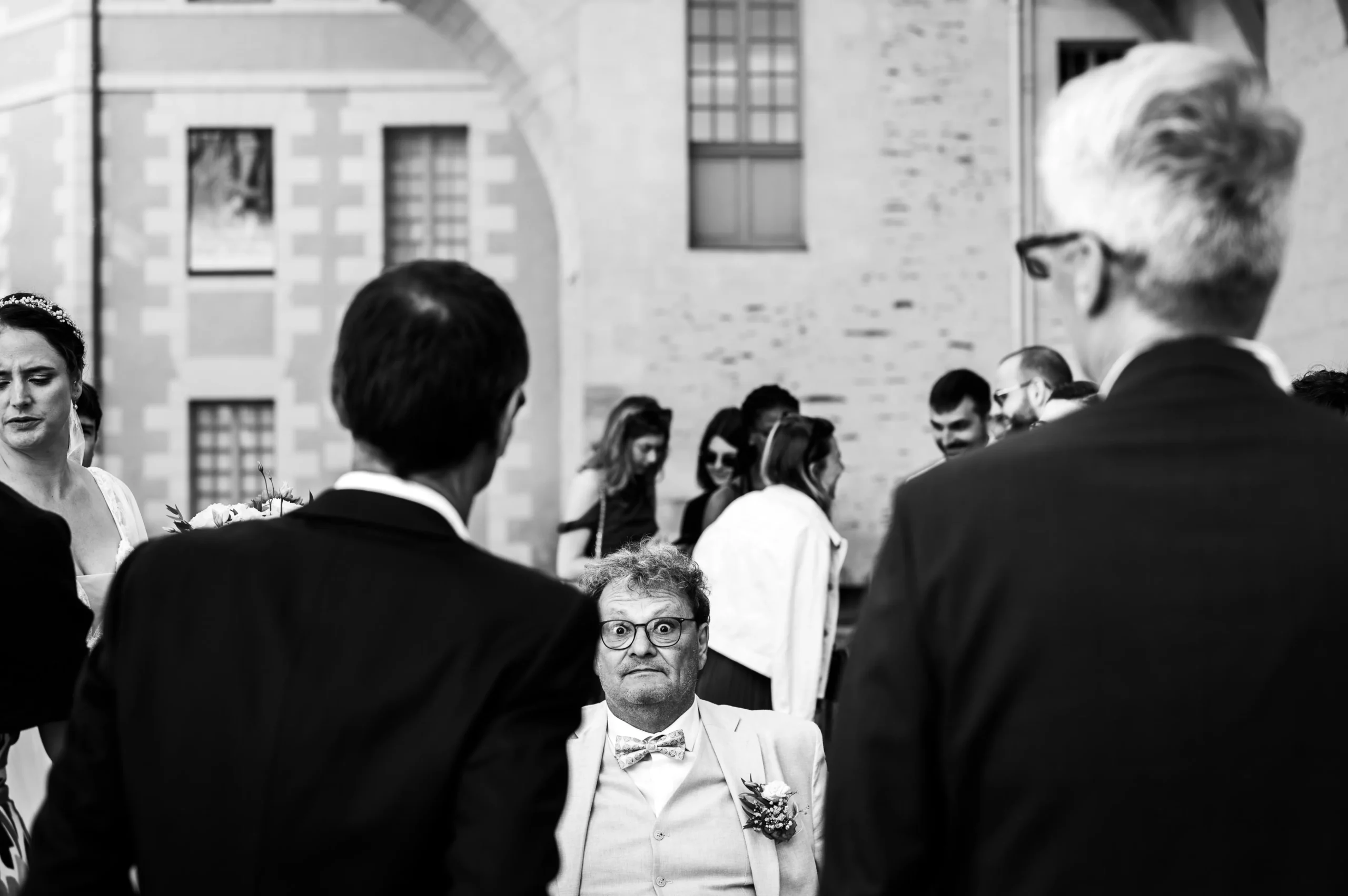 à la fin de la cérémonie laïque, le père de la mariée sur une chase regarde le photographe kévin marzin avec de grands yeux, cette photo est très drôle