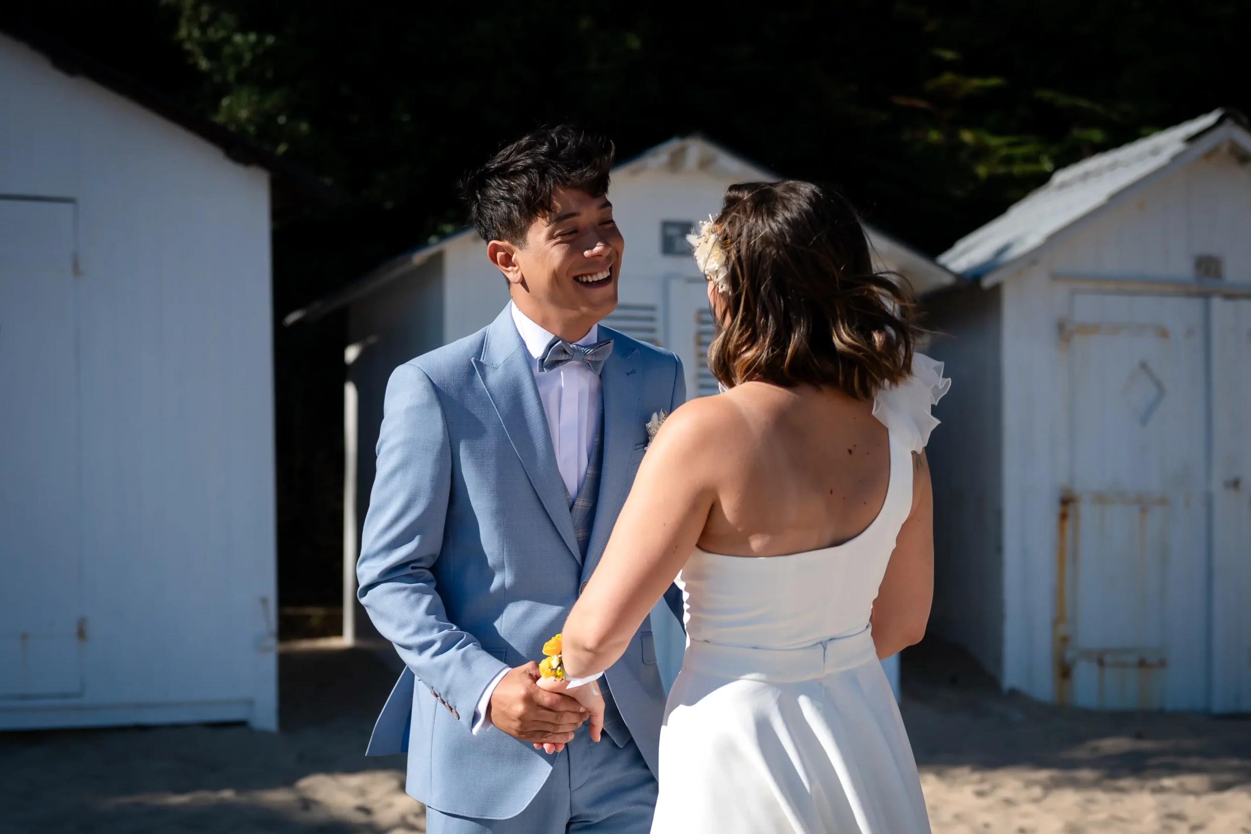 photographie d'un couple de mariés lors d'une reportage inspiration sur la plage de l'anse rouge sur l'ile de noirmoutier