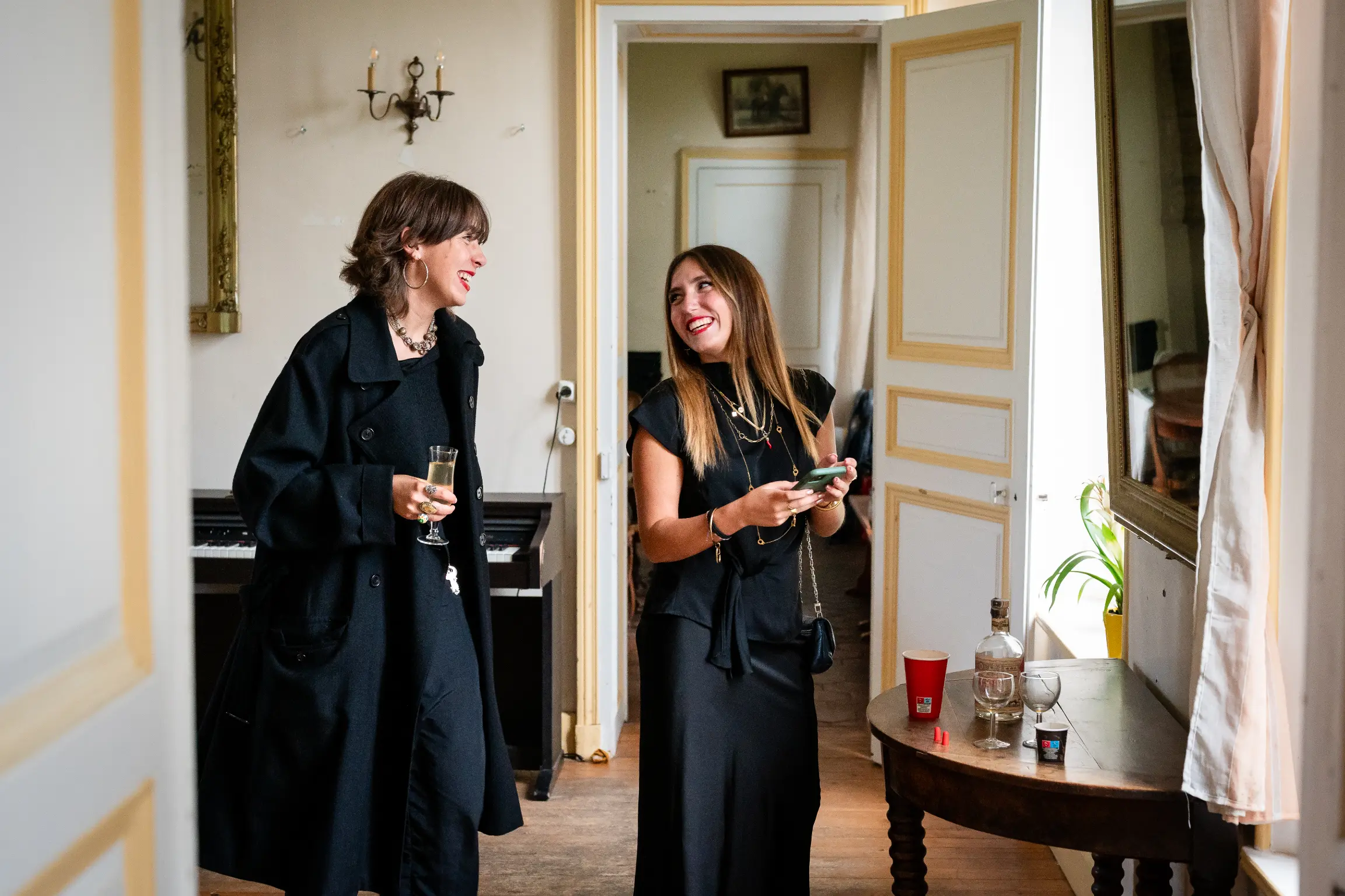 photos de deux invités qui se préparent avant un mariage, elles rigolent