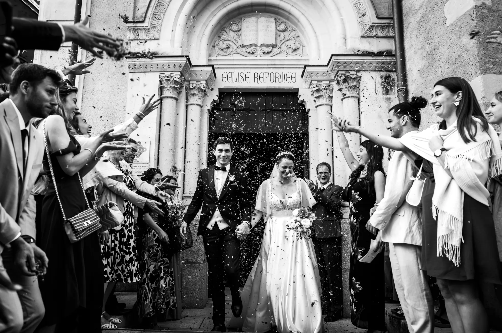 photographe documentaire demariage, photo ennoir et blanc prise à la sortie d'un temple